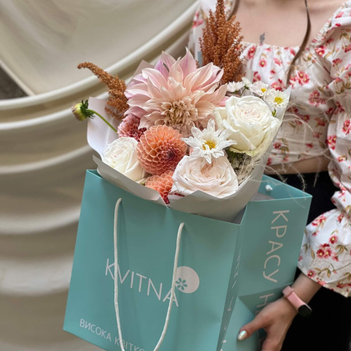 Ніжний букет з півонієвидними трояндами «Аромат капучино»