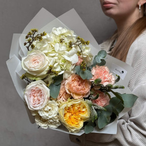Світлий букет з гортензією та трояндами «Лимонний акцент»