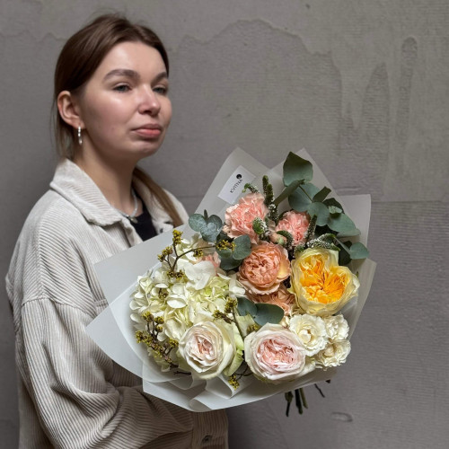 Світлий букет з гортензією та трояндами «Лимонний акцент»