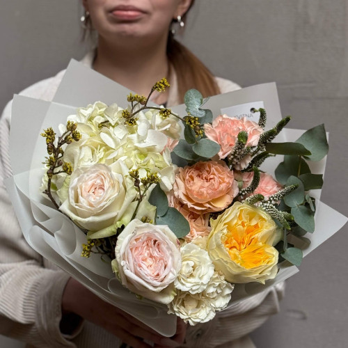 Світлий букет з гортензією та трояндами «Лимонний акцент»