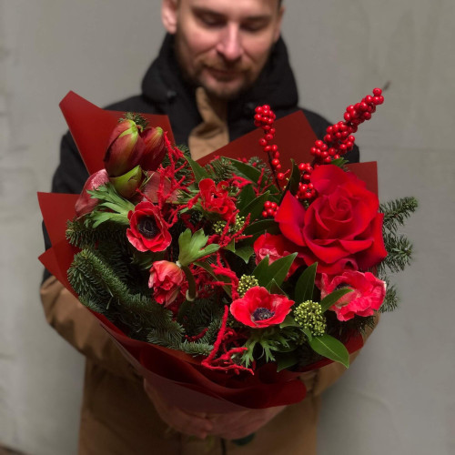 Яркий зимний букет «Рубиновая снежинка»