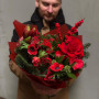 Яркий зимний букет «Рубиновая снежинка»