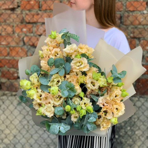 Персиковая эустома и эвкалипт «Яркий микс»