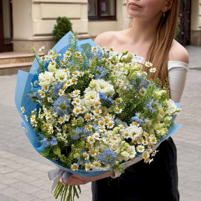 Польовий пухнастий букет з золотистими ромашками «Сонечко для мами»