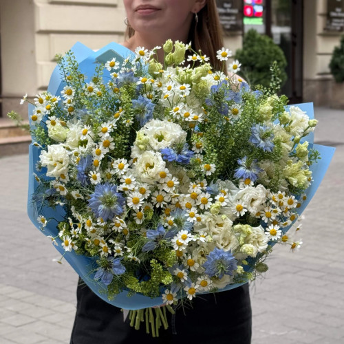 Польовий пухнастий букет з золотистими ромашками «Сонечко для мами»