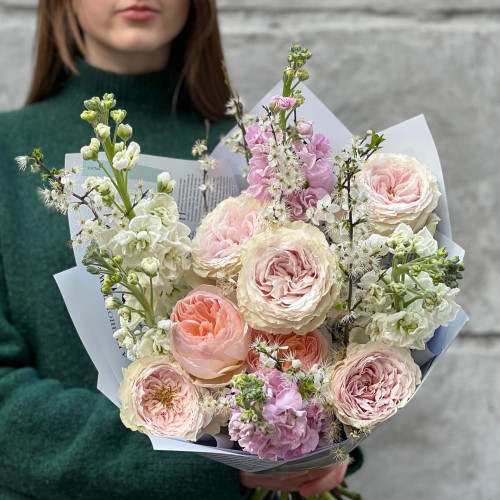 Світлий делікатний букет з півонієвидними трояндами «Загадка весни»