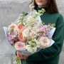 Світлий делікатний букет з півонієвидними трояндами «Загадка весни»
