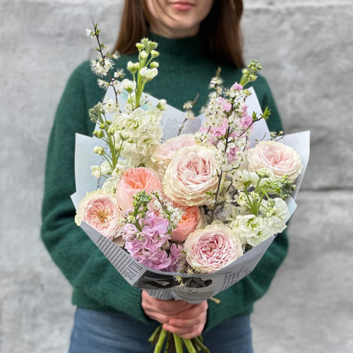 Світлий делікатний букет з півонієвидними трояндами «Загадка весни»