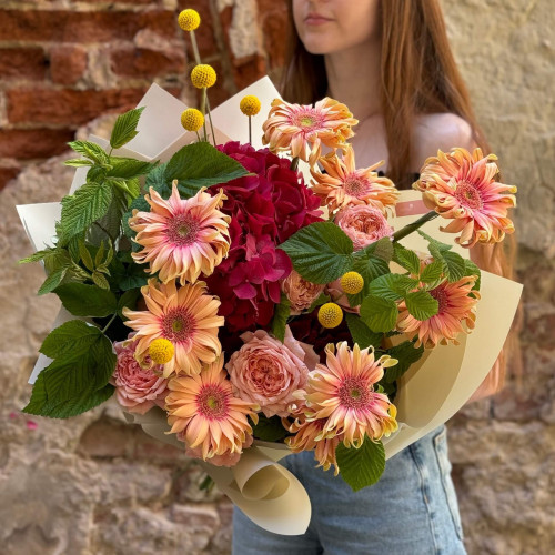 Цікавий фактурний букет із герберами «Персикове літо»