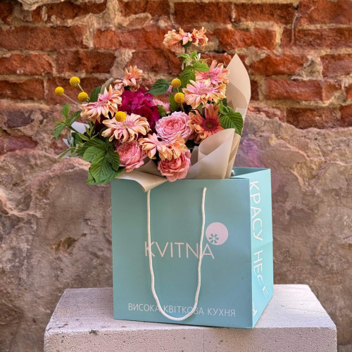 Цікавий фактурний букет із герберами «Персикове літо»