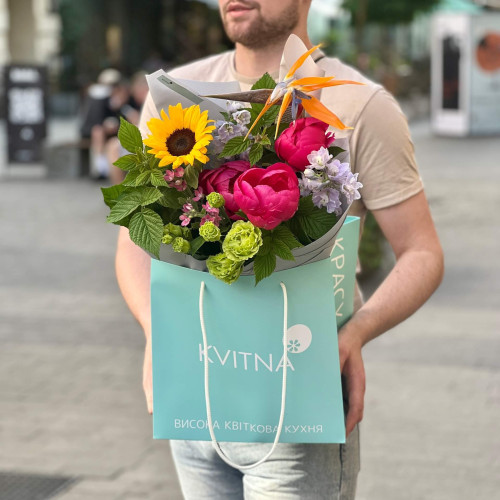 Яскравий букет з соняшником «Малиновий сон»