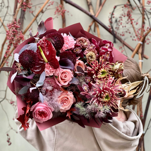 Розкішний букет з антуріумом «Потаємні чари»