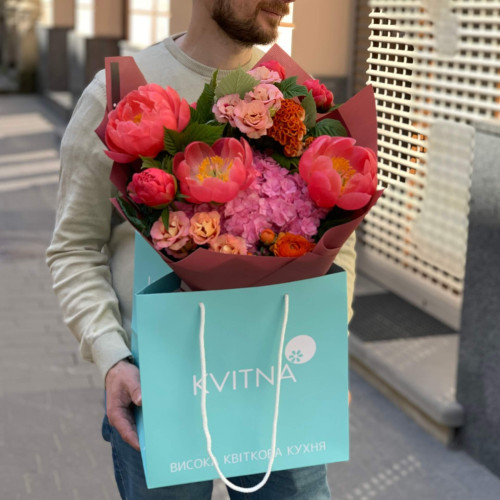 Bright fluffy bouquet «Sweet May»