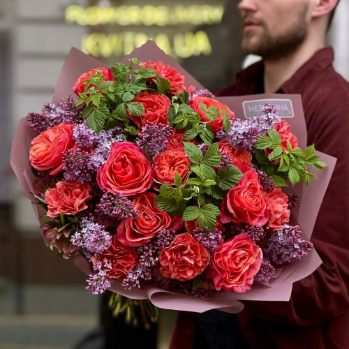 Роскошный букет с сиренью и пионовидными розами «Венецианская ночь»