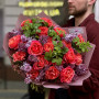 Роскошный букет с сиренью и пионовидными розами «Венецианская ночь»