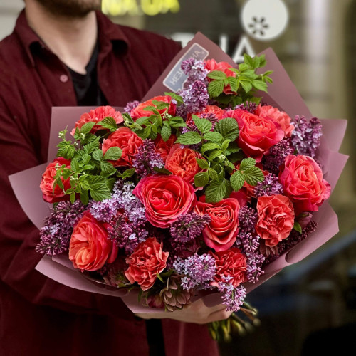 Роскошный букет с сиренью и пионовидными розами «Венецианская ночь»