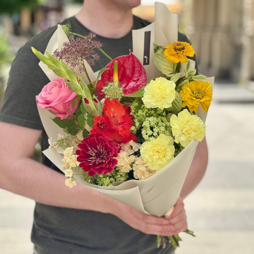 Кольоровий букет з антуріумом «Квітковий калейдоскоп»