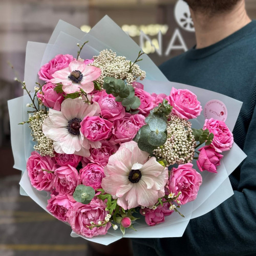 Вишуканий букет з анемонами та кущовою піодновидною трояндою Juliet «Романтична мелодія»