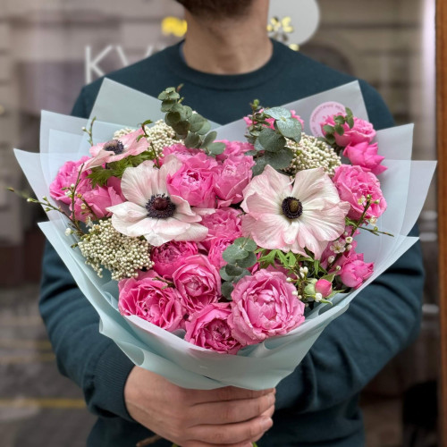 Вишуканий букет з анемонами та кущовою піодновидною трояндою Juliet «Романтична мелодія»