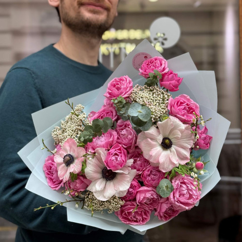 Вишуканий букет з анемонами та кущовою піодновидною трояндою Juliet «Романтична мелодія»