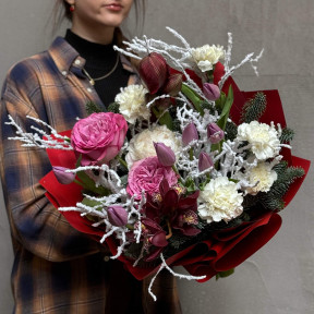 Яскравий букет з хвоєю та амарилісом «Зимовий настрій»