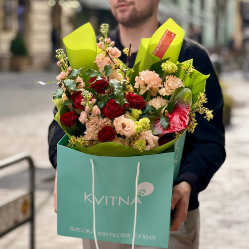 Красочный букет с эустомой и кустовой розой «Яркий день»