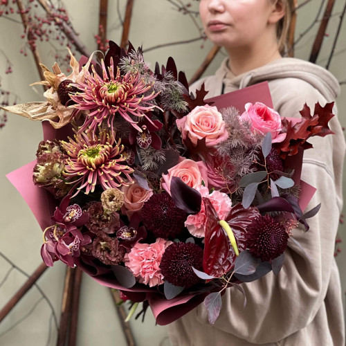 Розкішний букет з антуріумом «Потаємні чари»