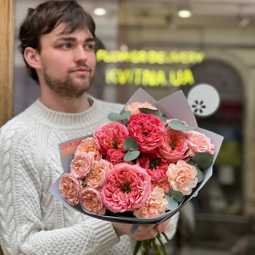 Кружевной букет из пионовидных роз и диантусов «Волшебство»