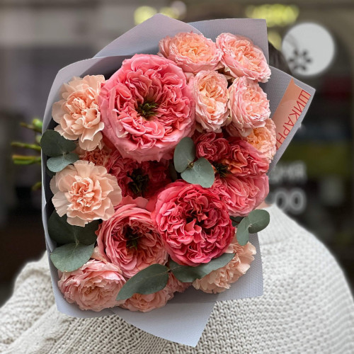 Кружевной букет из пионовидных роз и диантусов «Волшебство»