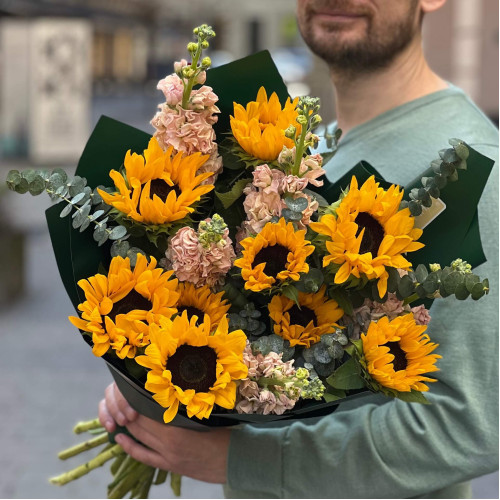 Яскравий ароматний букет «Стріли Сонця»