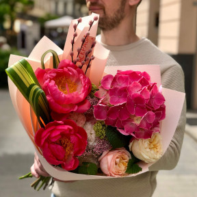 Насичений цікавий букет з півоніями «Яскрава писанка»