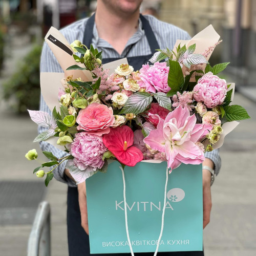 Цікавий букет з півоніями «Рожевий лайм»