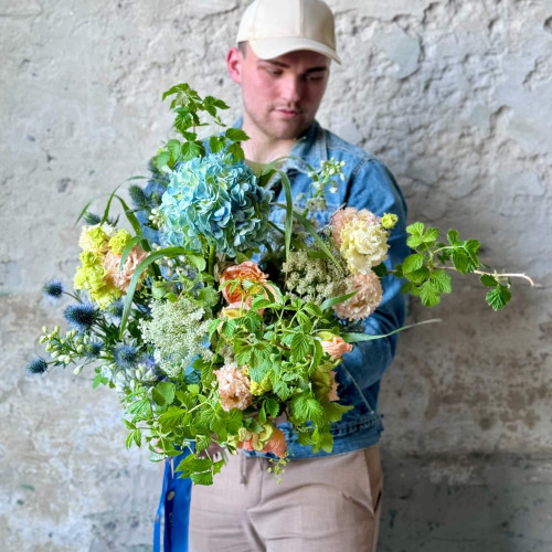 Легкий цветной букет с гортензией и папавером «Голубая нотка»