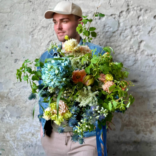 Легкий цветной букет с гортензией и папавером «Голубая нотка»