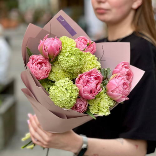 Букет с французскими пионовидными тюльпанами «Клубника Лайм»