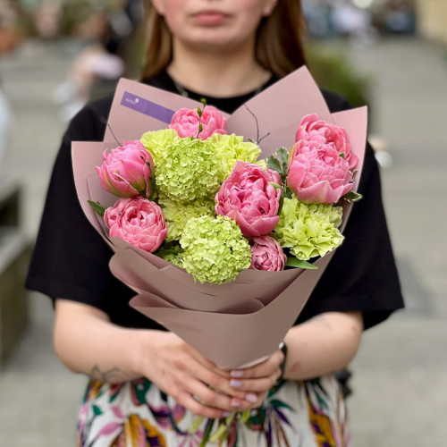 Букет с французскими пионовидными тюльпанами «Клубника Лайм»