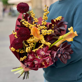 Осінній букет з ілексом та хризантемою Poker «Мистецтво блефу»