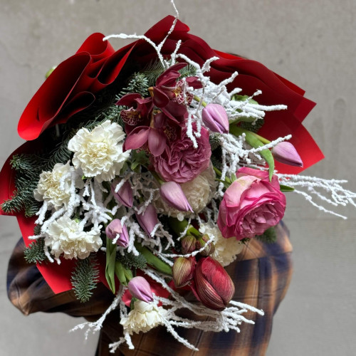 Яскравий букет з хвоєю та амарилісом «Зимовий настрій»