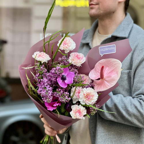 Запашний букет з бузком, анемоном та антуріумом «Весняний акцент»