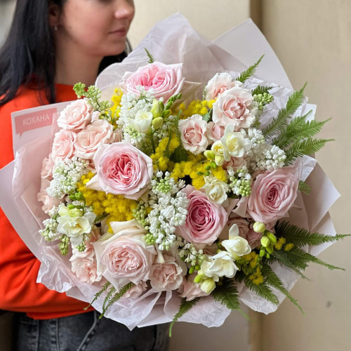 Запашний букет з піоновидними трояндами, бузком та мімозою «Кохання у повітрі»