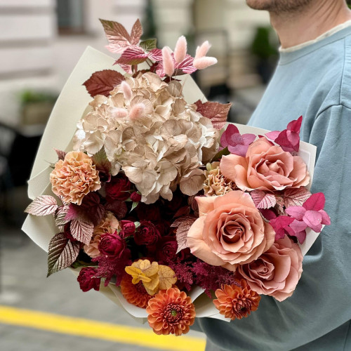 Цікавий букет з гортензією та трояндами «Золотоока Надія»