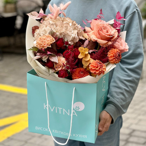 Цікавий букет з гортензією та трояндами «Золотоока Надія»