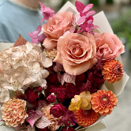 Цікавий букет з гортензією та трояндами «Золотоока Надія»