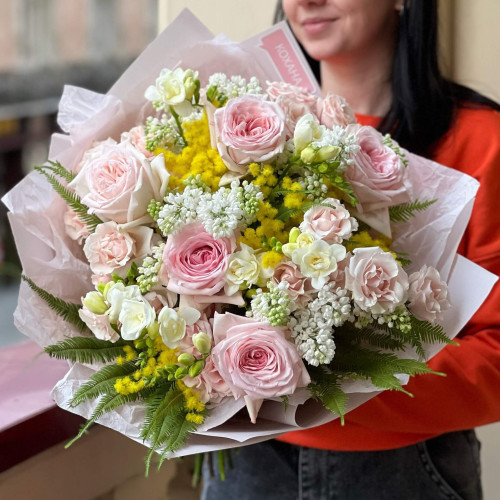 Запашний букет з піоновидними трояндами, бузком та мімозою «Кохання у повітрі»