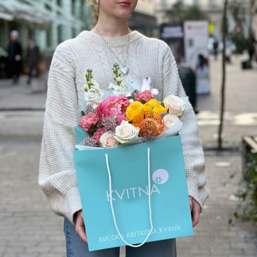 Кольоровий букет з півоніями та піоновидною трояндою «Солодощі для Настюші»