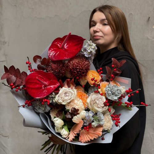 Контрастний букет з антуріумами «Святковий затишок»