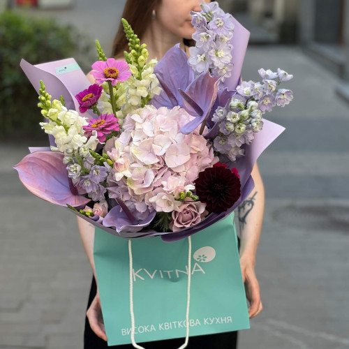 Світлий букет з антуріумами «Загадкова Ольга»