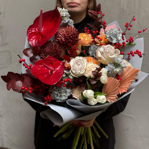 Контрастний букет з антуріумами «Святковий затишок»