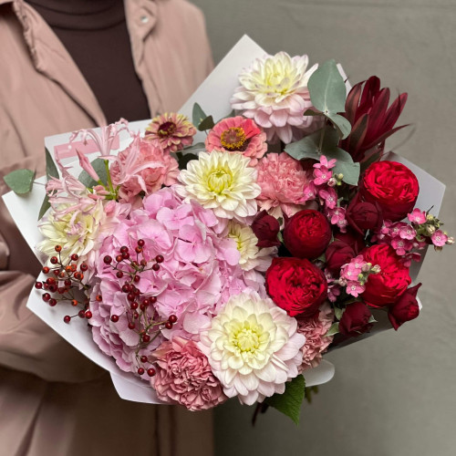 Яскраво-ніжний букет з гортензією «Стигла малинка»