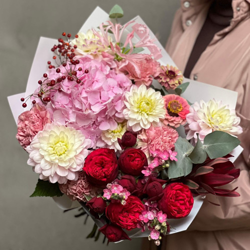 Яскраво-ніжний букет з гортензією «Стигла малинка»